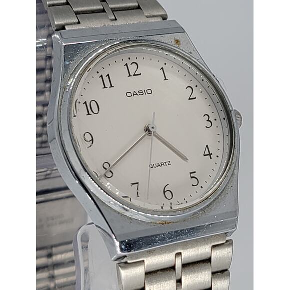 Classic Casio Quartz Stainless Steel Watch - Picture 3 of 8
